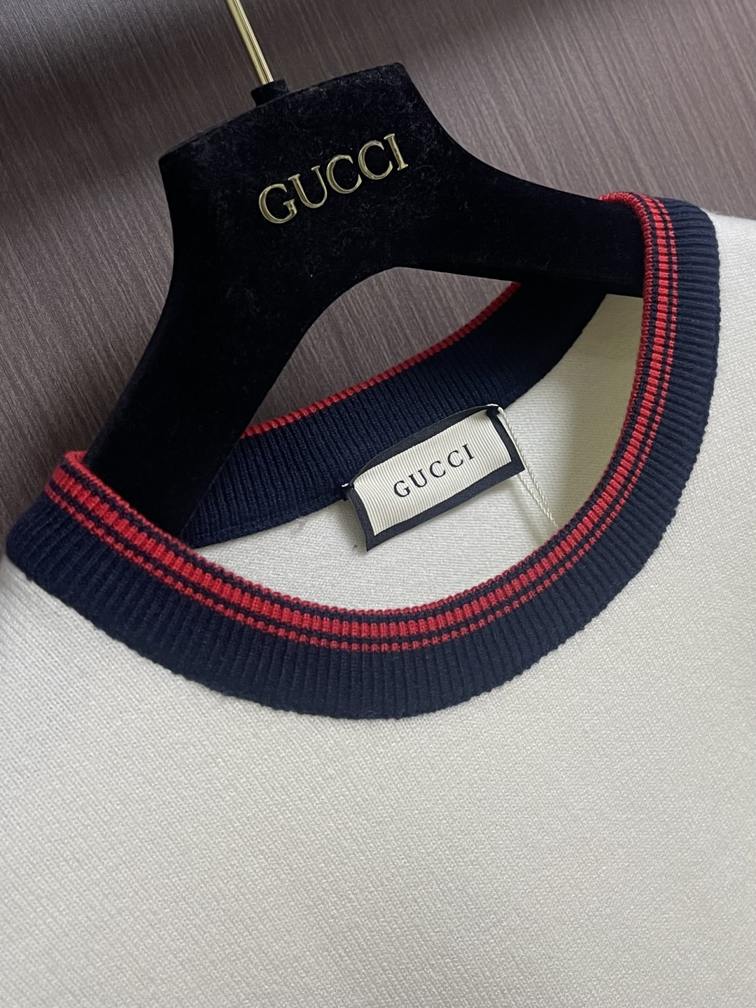 GUCCI 2025ss秋冬新款针织圆领毛衣，手感细腻柔软，可直接与肌肤接触，让暖心的纱线变化出细腻的质