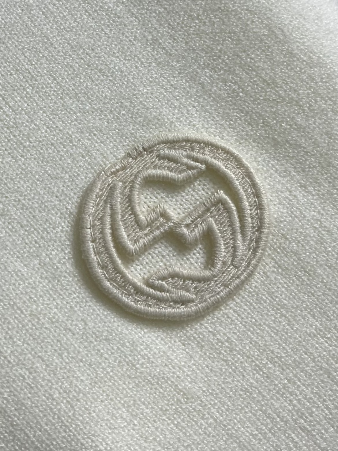 GUCCI 2025ss秋冬新款针织圆领毛衣，手感细腻柔软，可直接与肌肤接触，让暖心的纱线变化出细腻的质