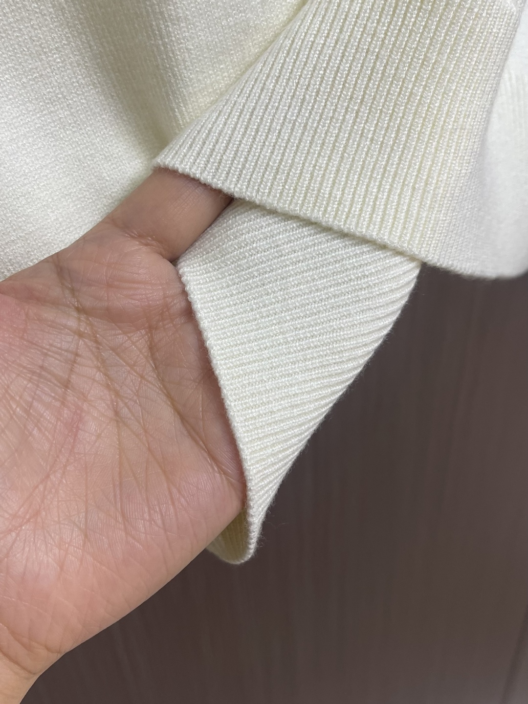 GUCCI 2025ss秋冬新款针织圆领毛衣，手感细腻柔软，可直接与肌肤接触，让暖心的纱线变化出细腻的质