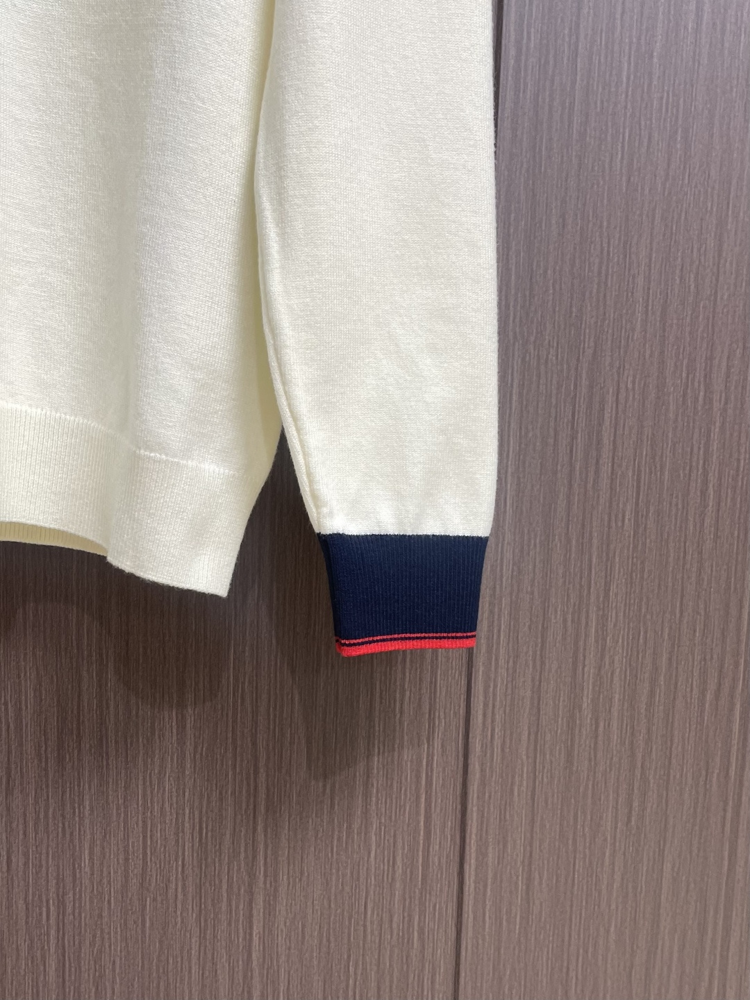 GUCCI 2025ss秋冬新款针织圆领毛衣，手感细腻柔软，可直接与肌肤接触，让暖心的纱线变化出细腻的质