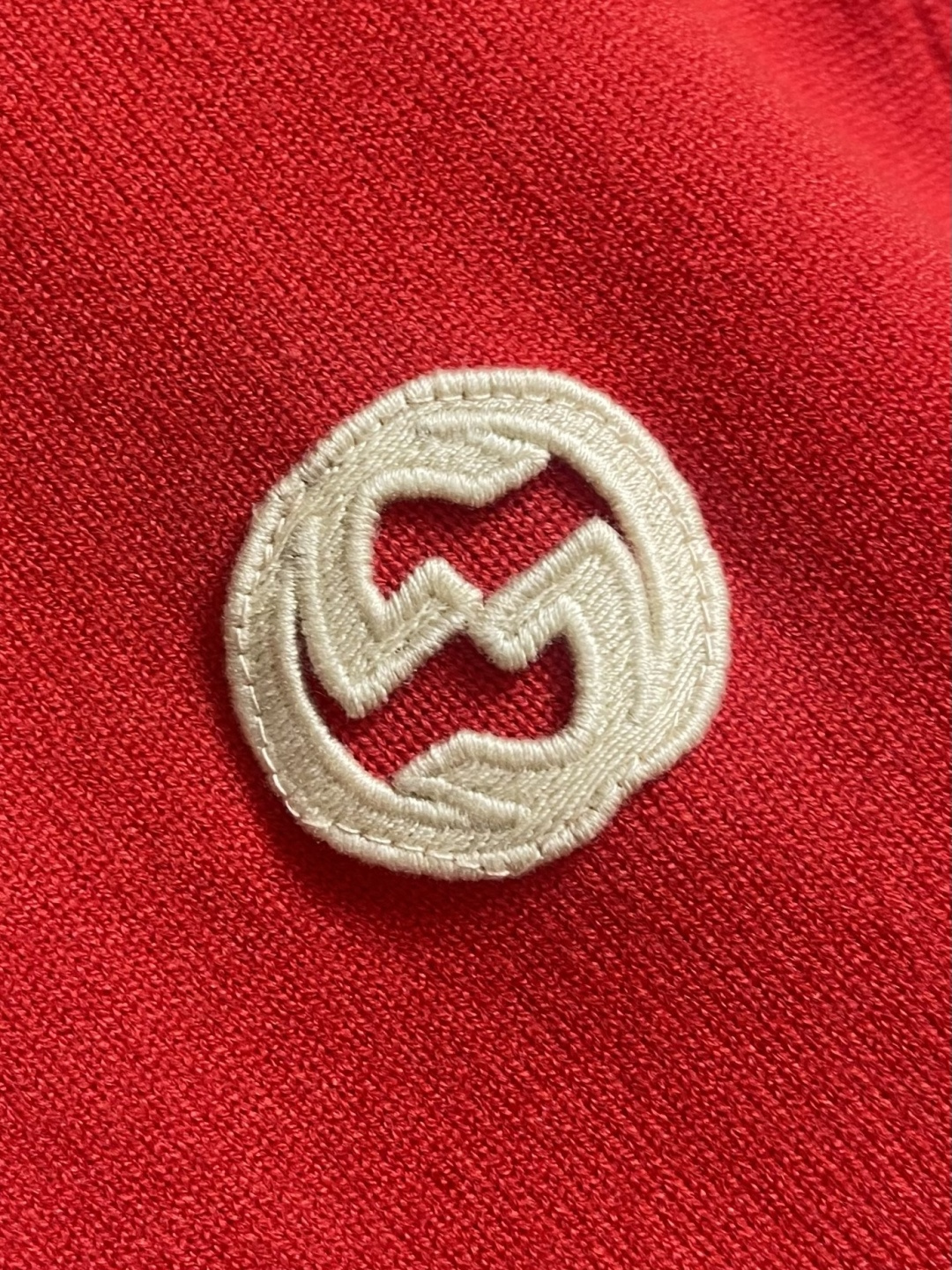 GUCCI 2025ss秋冬新款针织圆领毛衣，手感细腻柔软，可直接与肌肤接触，让暖心的纱线变化出细腻的质