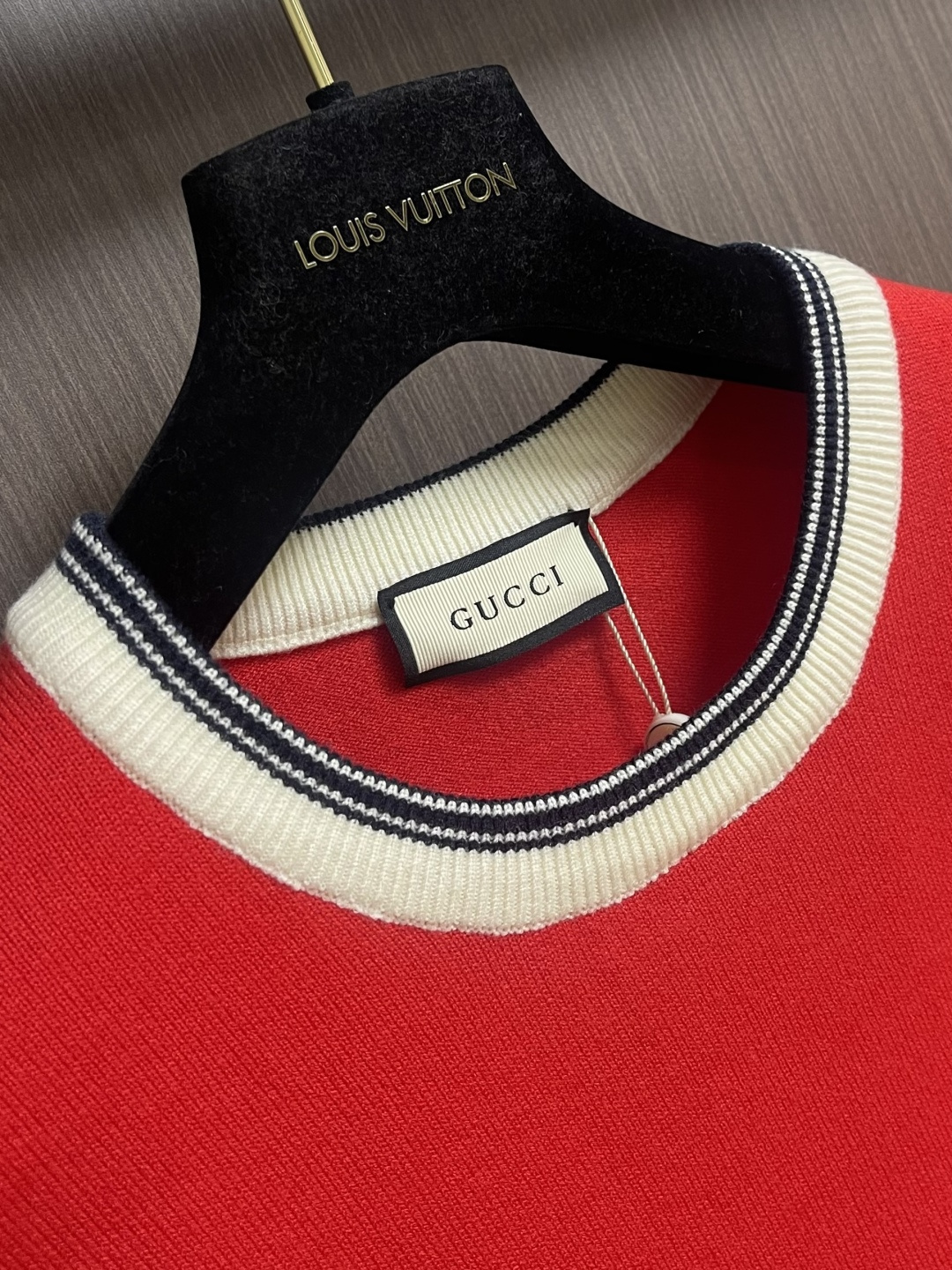 GUCCI 2025ss秋冬新款针织圆领毛衣，手感细腻柔软，可直接与肌肤接触，让暖心的纱线变化出细腻的质