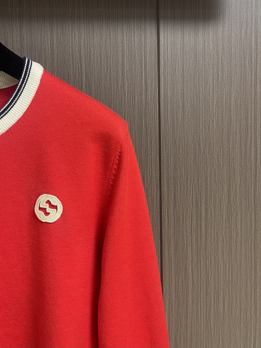 GUCCI 2025ss秋冬新款针织圆领毛衣，手感细腻柔软，可直接与肌肤接触，让暖心的纱线变化出细腻的质