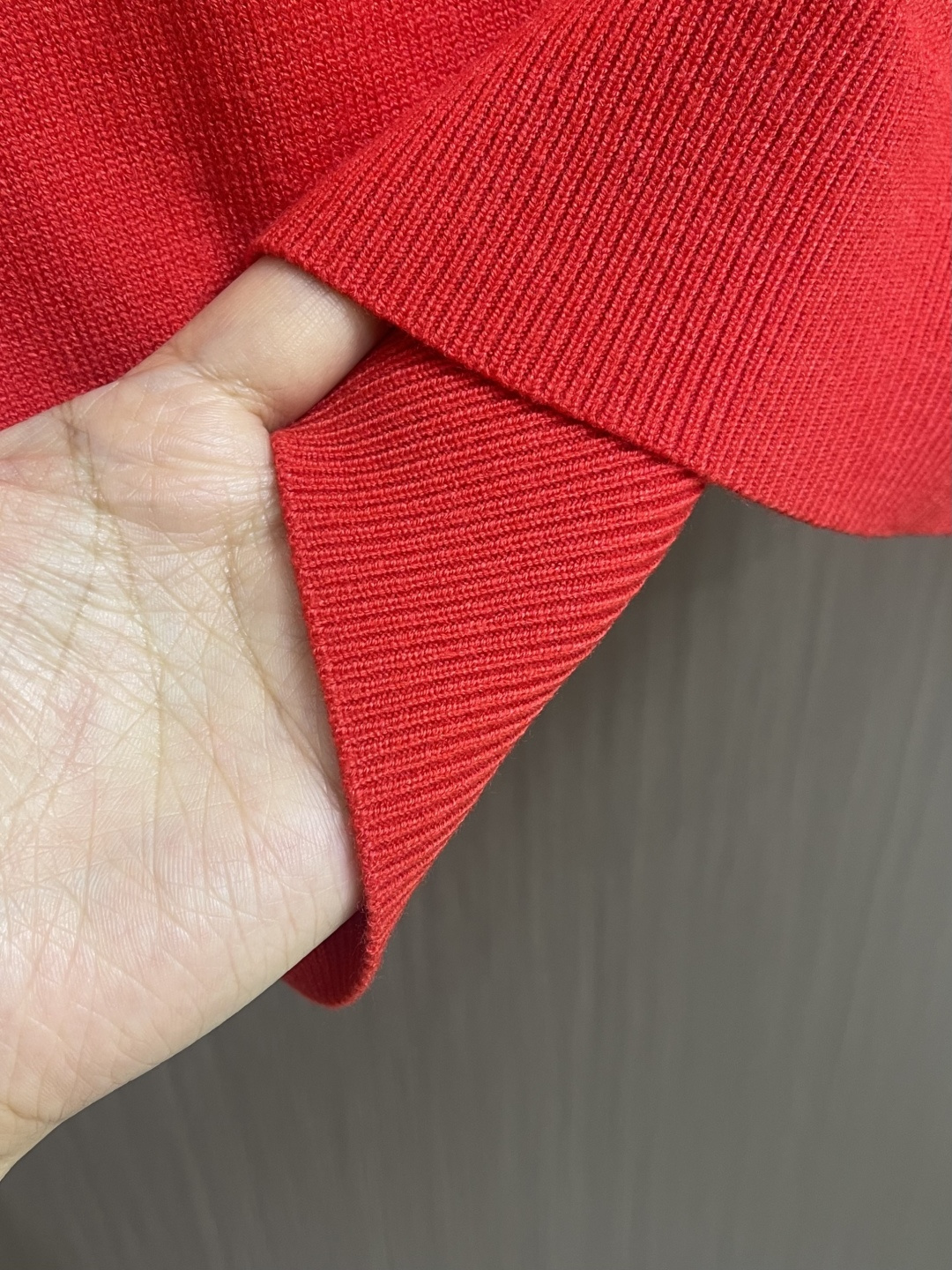 GUCCI 2025ss秋冬新款针织圆领毛衣，手感细腻柔软，可直接与肌肤接触，让暖心的纱线变化出细腻的质