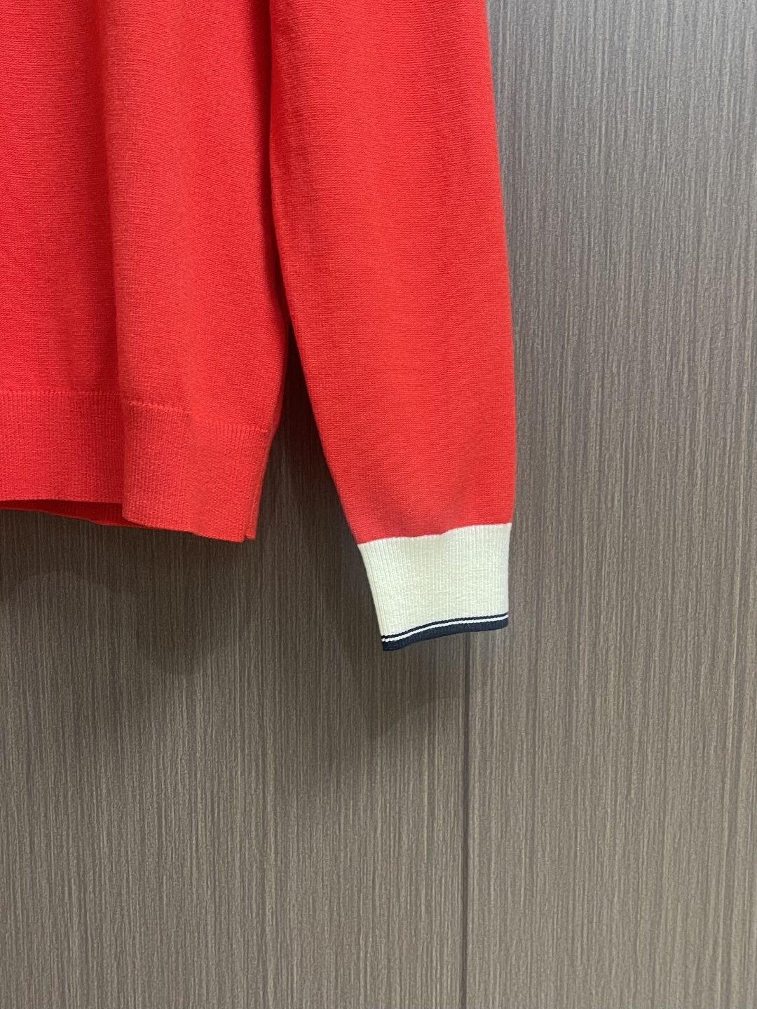 GUCCI 2025ss秋冬新款针织圆领毛衣，手感细腻柔软，可直接与肌肤接触，让暖心的纱线变化出细腻的质