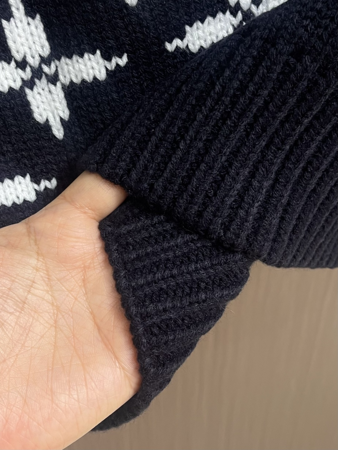 LV 2025SS秋冬新款四叶草提花圆领针织毛衣，采用定制羊毛混纺面料，纱线定织定染，特殊水洗工艺非常酥