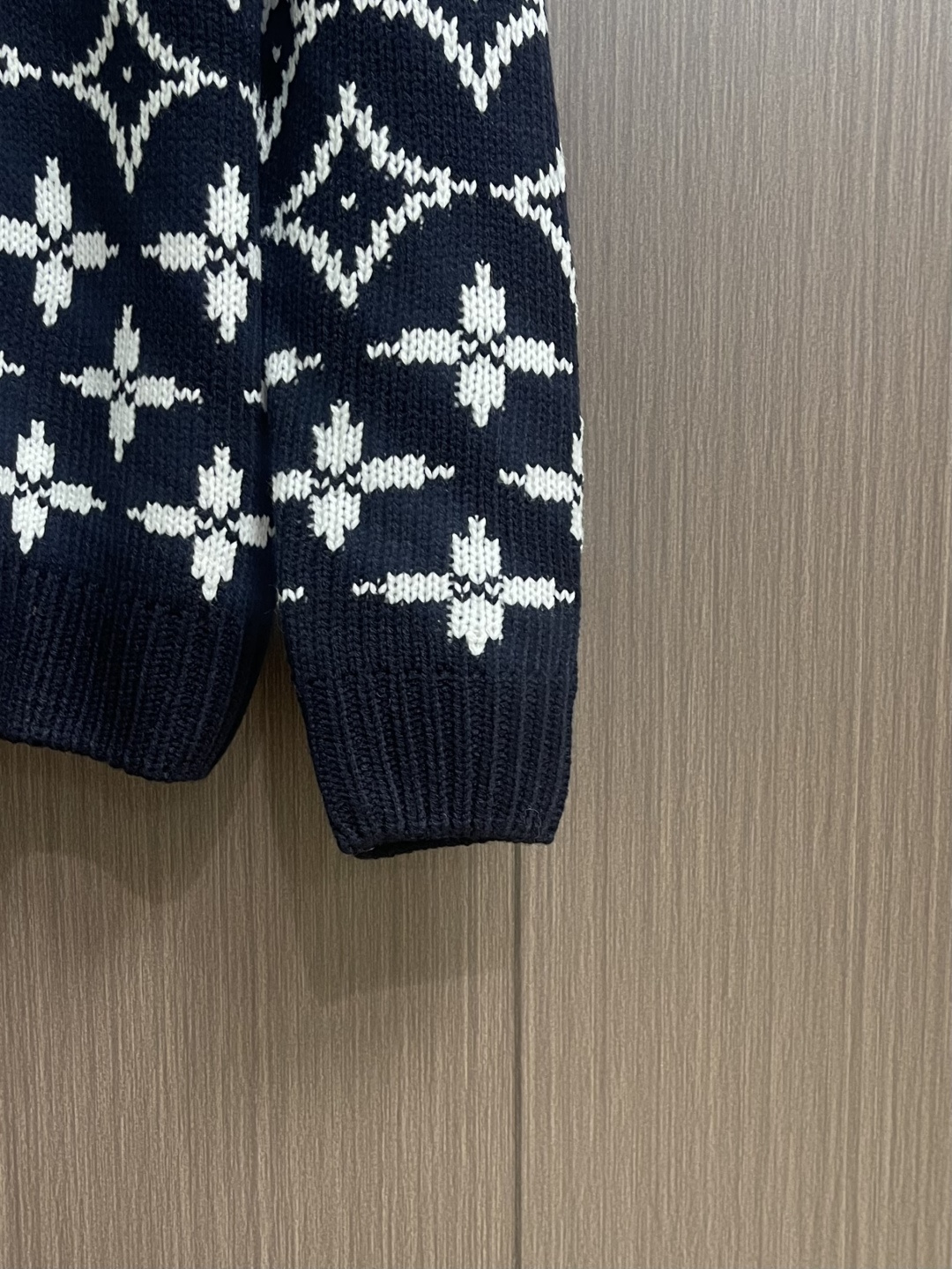 LV 2025SS秋冬新款四叶草提花圆领针织毛衣，采用定制羊毛混纺面料，纱线定织定染，特殊水洗工艺非常酥