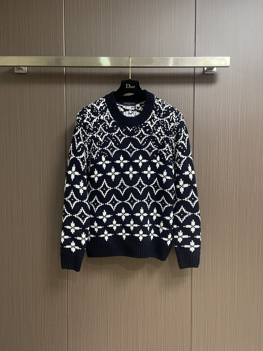 NO:683233,LV 2025SS new autumn and winter four-leaf clover jacquard round neck knitted sweater, made of customized wool blended fabric, the yarn is custom-woven and dyed, the special washing process is very soft and skin-friendly, 7 knitters, the thickness of each stitch of the whole body logo inlay is consistent with ZP, size M-3XL,, louis vuitton, sweaters,19860909LV 2025SS秋冬新款四叶草提花圆领针织毛衣,采用定制羊毛混纺面料,纱线定织定染,特殊水洗工艺非常酥软亲肤7针织工,全身徽标嵌花的粗细每一针与ZP一致,尺码M-3XL,,louis vuitton,sweaters,,Men's clothing