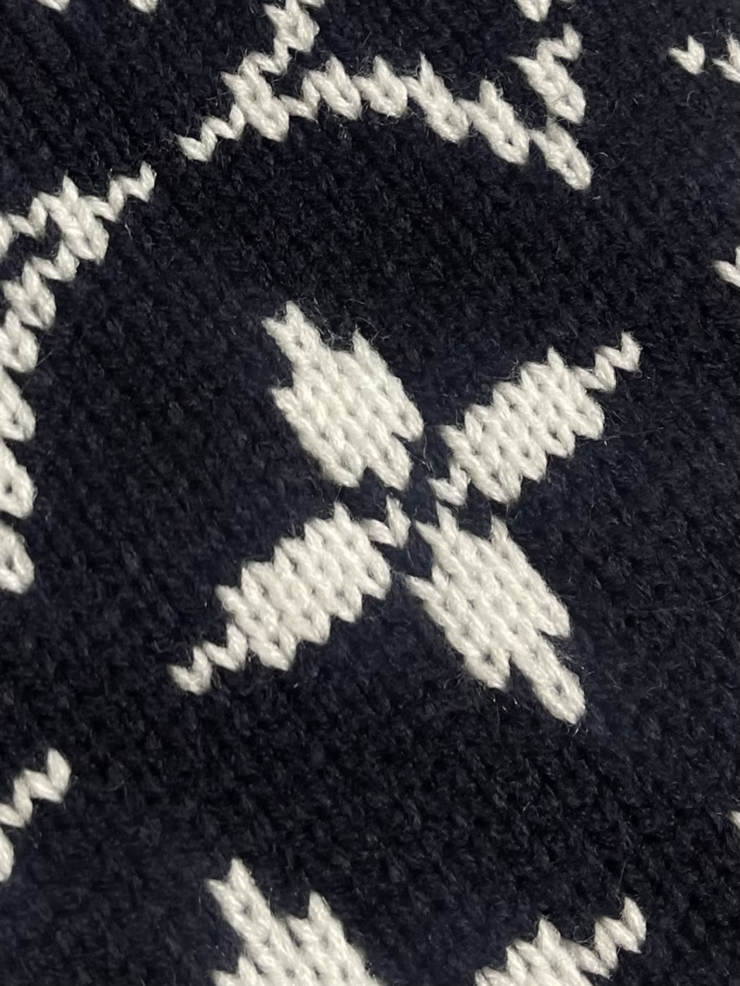 LV 2025SS秋冬新款四叶草提花圆领针织毛衣，采用定制羊毛混纺面料，纱线定织定染，特殊水洗工艺非常酥