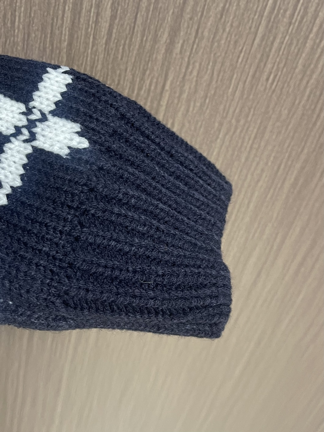 LV 2025SS秋冬新款四叶草提花圆领针织毛衣，采用定制羊毛混纺面料，纱线定织定染，特殊水洗工艺非常酥