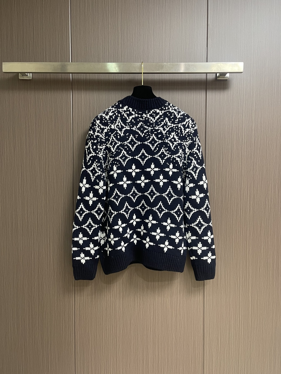 LV 2025SS秋冬新款四叶草提花圆领针织毛衣，采用定制羊毛混纺面料，纱线定织定染，特殊水洗工艺非常酥