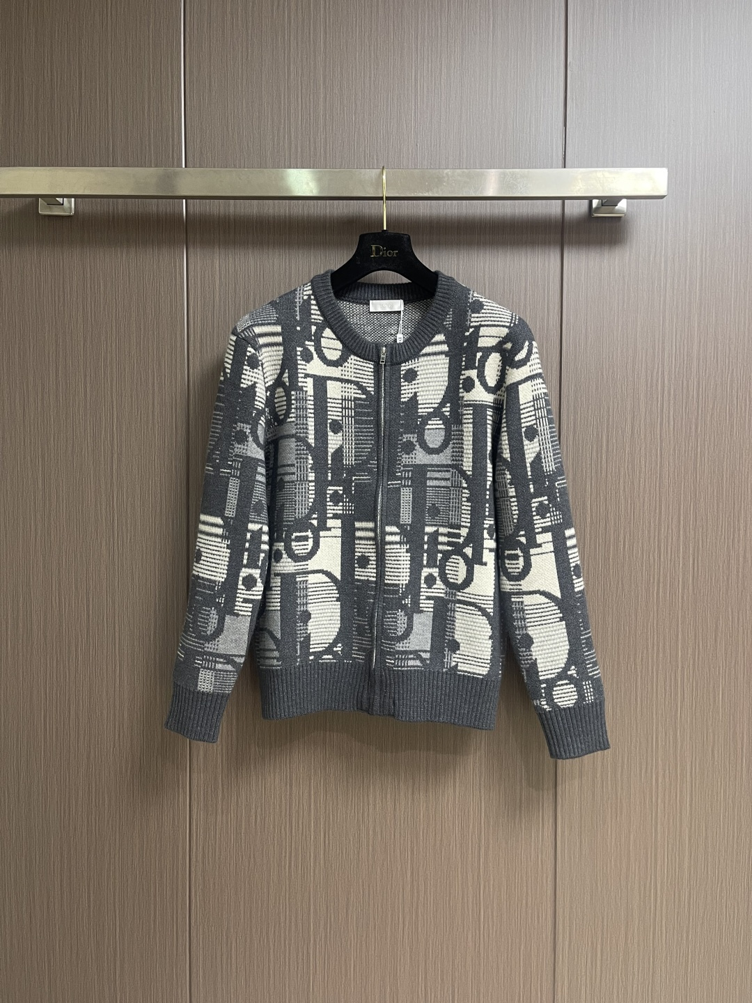 NO:690703,Dior oblique series jacquard zipper sweater cardigan. The whole body is knitted with the brand's characteristic jacquard letter pattern. It adopts a zipper design and has a loose overall fit. The main material is wool. The body and sleeves have a three-dimensional knitted texture that combines Dior letters and plaid. The collar, cuffs and hem are ribbed. Sizes M-3XL, dior, sweaters,19860909Dior oblique系列提花拉链针织衫毛衣开衫,衣身满幅针织工艺呈现品牌特色的字母提花图案,采用拉链设计,整体版型宽松,主材质为羊毛衣身、衣袖均有Dior字母与格纹结合的立体针织纹理,领口、袖口和下摆为罗纹设计.尺码M-3XL,,dior,sweaters,,Men's clothing