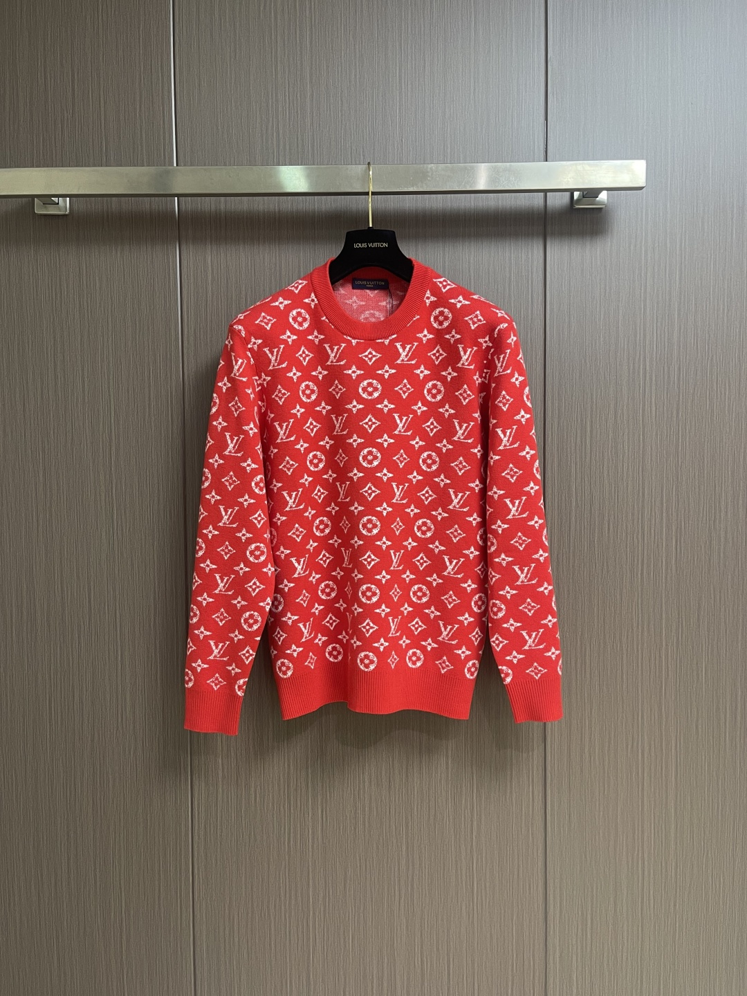 NO:683237,LV intarsia round neck wool knitted sweater. This fabric is made of wool and cotton yarn. The high-density weaving method of 12-needle imported machines is very expensive. Each piece takes about 180 minutes. One machine can knit hundreds of pieces a day. It is very time-consuming and labor-intensive. The point position and LOGO size of each piece of clothing are fully intarsia. The point position and LOGO size are the same as the original. The classic pattern and brand logo jacquard texture are outlined for the deep background. Size M-3XL, Louis  vuitton,sweaters,19860909LV 嵌花圆领羊毛针织毛衣 该款面料采用羊毛与棉纱线织出,12针进口机高密度织法成本非常之高,每一件用时约180分钟,一台机器一天织出百来件.非常耗时耗力的一款.全幅度嵌花每一件衣服的点位和LOGO大小都与原版一至.为深邃背景勾勒经典图案和品牌标识提花织纹.尺码M-3XL,,louis vuitton,sweaters,,Men's clothing