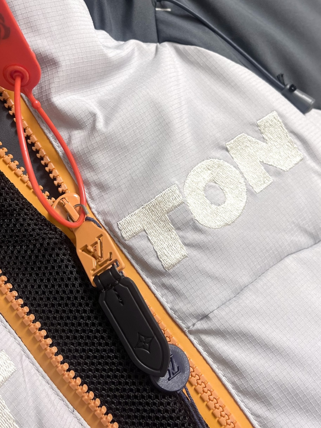 LV 立体绗缝花卉滑雪连帽羽绒外套，定制5合1防绒密织科技面料 以及定染3合1双线防绒格纹料 每一寸纤维