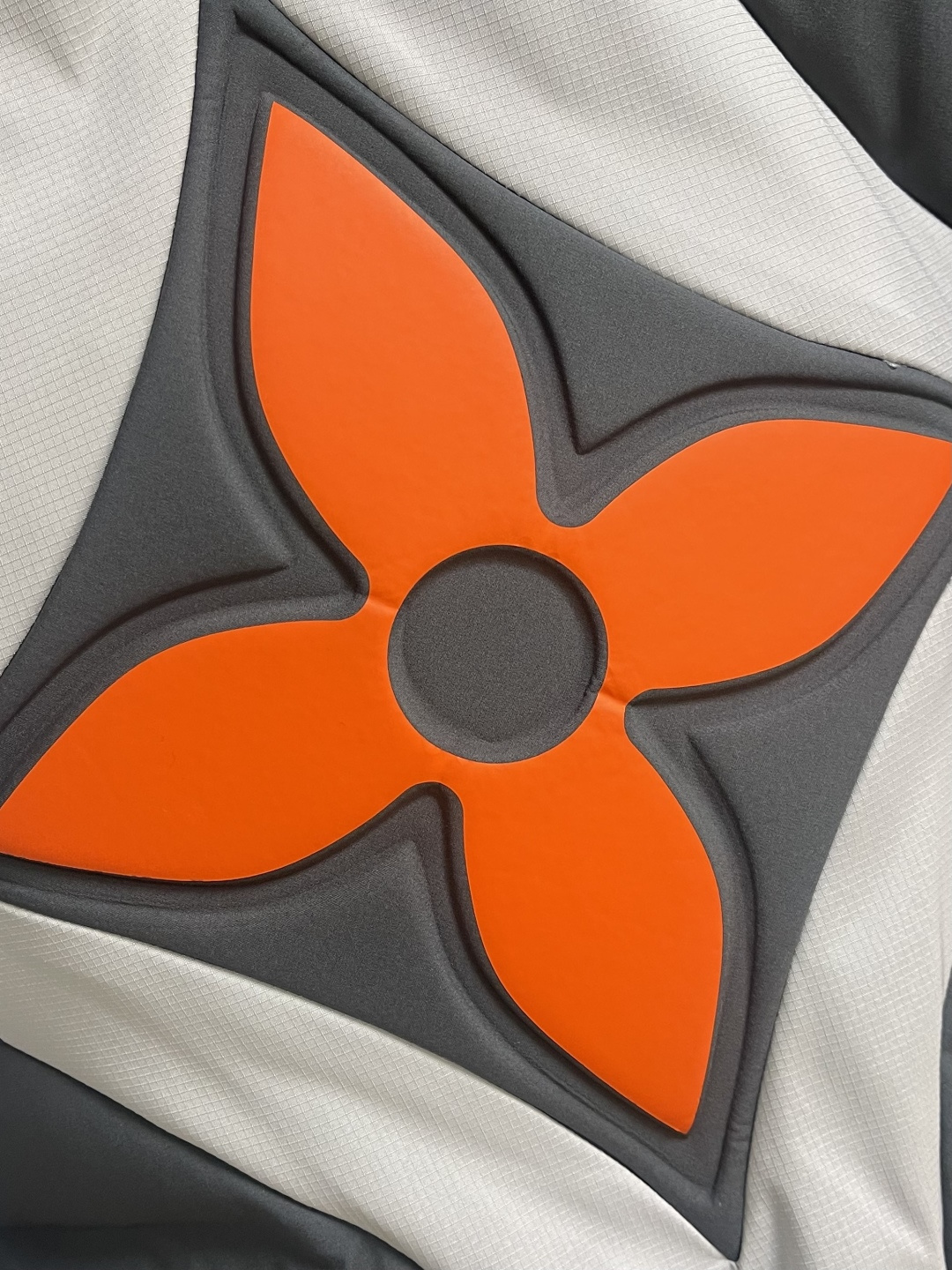 LV 立体绗缝花卉滑雪连帽羽绒外套，定制5合1防绒密织科技面料 以及定染3合1双线防绒格纹料 每一寸纤维