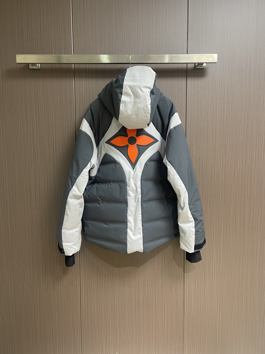 LV 立体绗缝花卉滑雪连帽羽绒外套，定制5合1防绒密织科技面料 以及定染3合1双线防绒格纹料 每一寸纤维