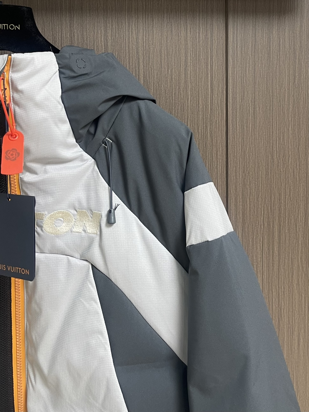 LV 立体绗缝花卉滑雪连帽羽绒外套，定制5合1防绒密织科技面料 以及定染3合1双线防绒格纹料 每一寸纤维