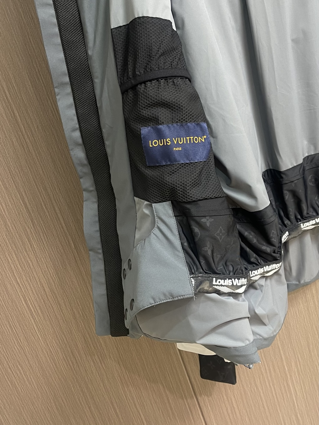 LV 立体绗缝花卉滑雪连帽羽绒外套，定制5合1防绒密织科技面料 以及定染3合1双线防绒格纹料 每一寸纤维