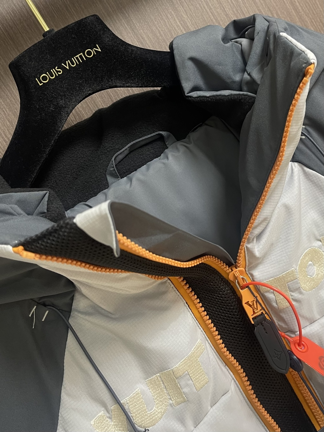 LV 立体绗缝花卉滑雪连帽羽绒外套，定制5合1防绒密织科技面料 以及定染3合1双线防绒格纹料 每一寸纤维