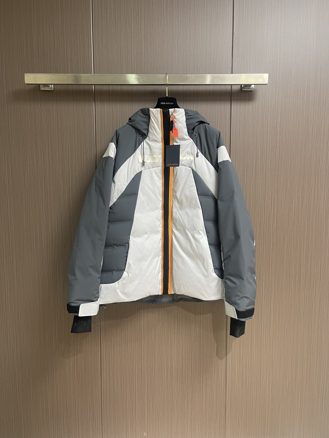 LV 立体绗缝花卉滑雪连帽羽绒外套，定制5合1防绒密织科技面料 以及定染3合1双线防绒格纹料 每一寸纤维