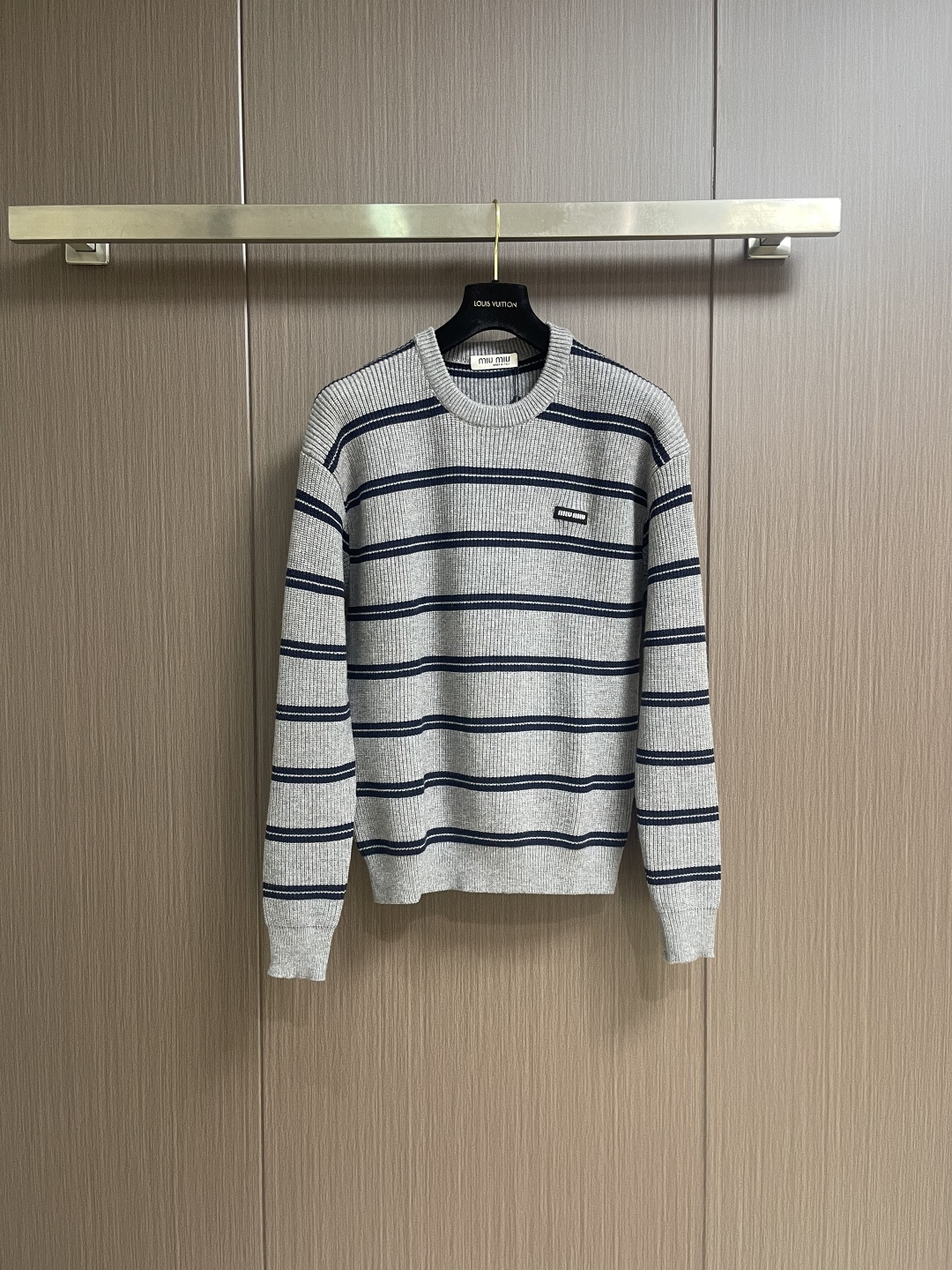 NO:683244,miumiu 2025SS new autumn and winter striped knitted crew neck sweater. The stripes and the logo pattern on the chest are very eye-catching and add a sense of detail. The custom-made fabric feels soft and delicate, close to the body and comfortable, and is very warm!  The simple style really looks great when worn alone, layered or layered!  Striped element, simple yet not monotonous, versatile round neck, soft and warm, perfect for autumn and winter, simple style, very versatile, sizes M-3XL,,miumiu,sweaters,19860909miumiu 2025SS秋冬新款条纹针织圆领毛衣,条纹搭配胸前logo图案非常抢眼,增加细节感.定制面料手感糯软细腻,贴身舒适,保暖超赞！简单的款式真的可以穿的很好看,单穿叠穿、内搭都非常棒！条纹元素 简约又不单调百搭圆领,软软的暖暖的 太适合秋冬了简约系 很百搭尺码M-3XL,,miumiu,sweaters,,Men's clothing