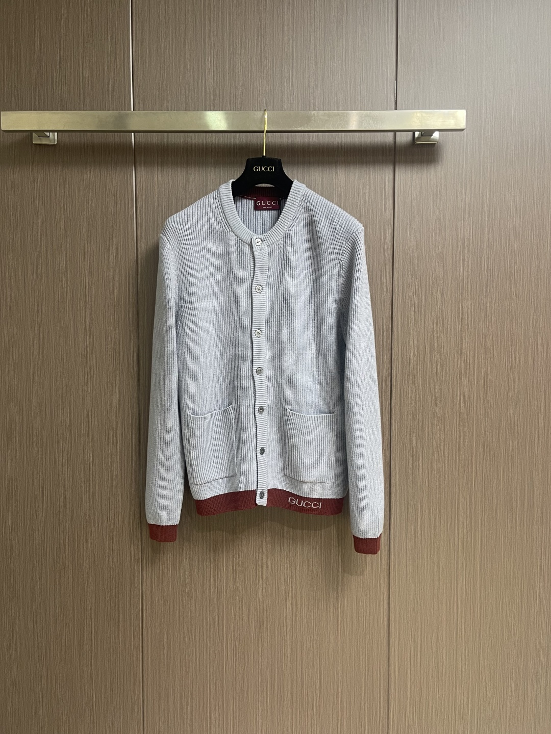 NO:683251,Gucci 2025ss new ribbed knitted cardigan, the early autumn series reinterprets warm fabrics, blends traditional and modern silhouettes, and creates a refined casual item. This loose knitted cardigan is made of soft ribbed sweet wool and is cleverly integrated into the archive webbing piping to make the entire design fuller. Sizes M-3XL,,gucci,19860909Gucci 2025ss新款罗纹针织开衫,早秋系列革新诠释温暖面料,融蕴传统和现代廓形,缔就精致休闲单品.这款宽松针织开衫选用柔软罗纹毛甜羊毛精制而成,巧妙融入典藏织带滚边,令整个设计愈发丰满.尺码M-3XL,,gucci,,Men's clothing