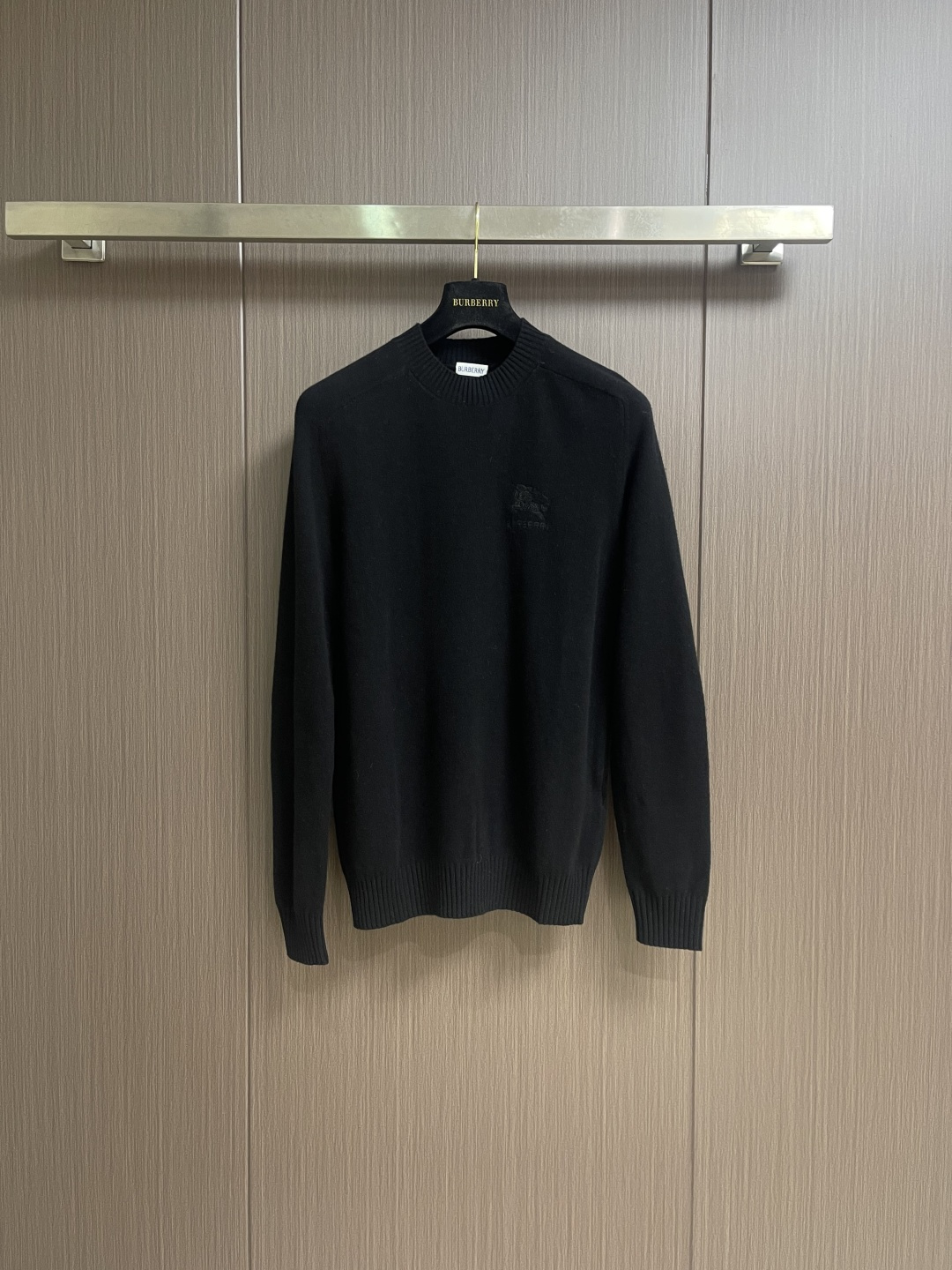 NO:683217,Burberry war horse small logo embroidered round neck knitted sweater. This sweater is made of lightweight pure wool plain knitted fabric. The wool knitted style has a slim fit and is embellished with the same color equestrian knight logo embroidery. Sizes M-3XL,,burberry,sweaters,19860909Burberry 战马小标刺绣圆领针织毛衣,此款针织衫,选用轻盈纯羊毛平织面料打造.羊毛 针织款式,呈现修身版型,点缀同色系马术骑士徽标刺绣.尺码M-3XL,,burberry,sweaters,,Men's clothing