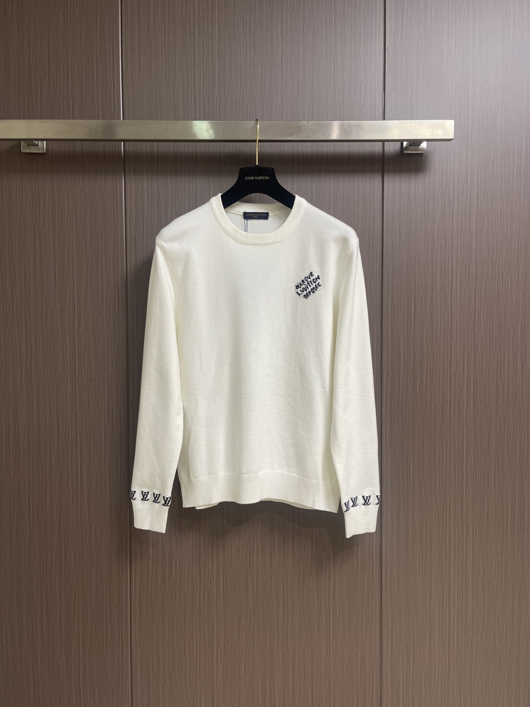 NO:690705,LV 2025ss new logo jacquard crew neck knitted sweater. This comfortable crew neck sweater is knitted with thick sheep wool blended yarn and is extra soft to the touch. The contrasting LV logo is directly integrated into the knitted fabric, and the classic configuration can be easily matched with daily looks. Sizes M-3XL,, louis vuitton, sweaters,19860909LV 2025ss新款标识提花圆领针织毛衣,这款舒适圆领衫采用厚实绵羊毛混纺纱线织就,触感格外柔软.撞色 LV 标识直接融入针织面料中,经典构型可轻松搭配日常造型.尺码M-3XL,,louis vuitton,sweaters,,Men's clothing