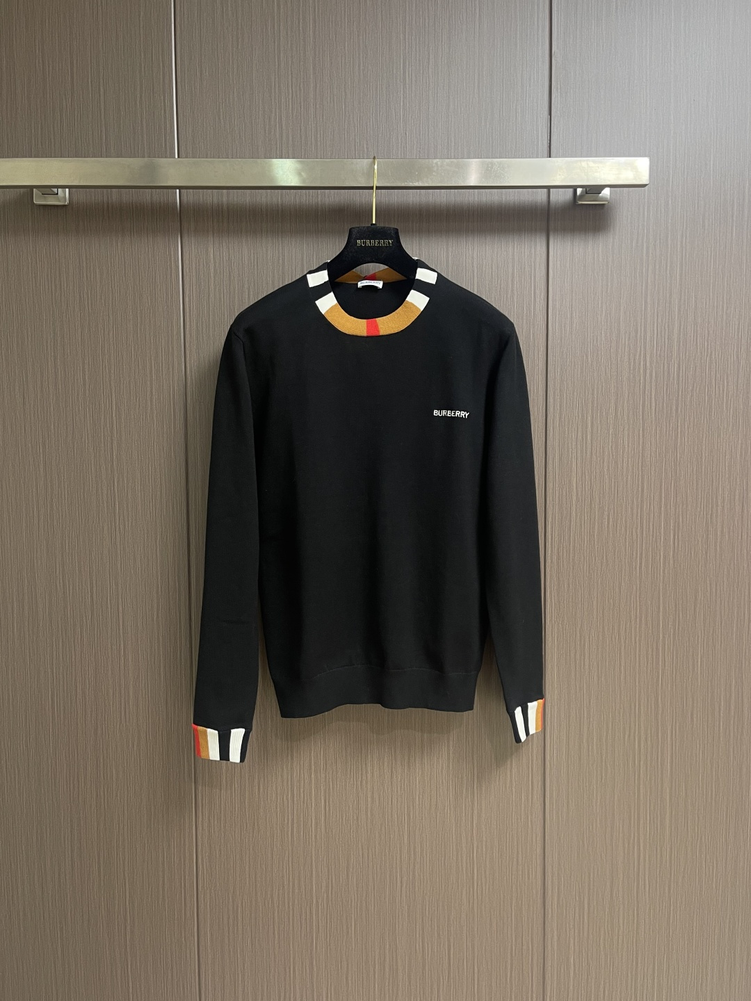 NO:690697,Burberry 2025SS knitted contrasting ribbed crew neck sweater. The single product uses selected fabrics to create a modern silhouette. This ribbed knit is woven with wool blended fabrics, and the striped webbing adds dazzling embellishment. The same style for men and women!  Sizes M-3XL M shoulder width 42 bust 98 length 64 L shoulder width 44 bust 103 length 66 XL shoulder width 46 bust 107 length 68 XXL shoulder width 48 bust 110 length 7019860909Burberry 2025SS针织撞色罗纹圆领毛衣,单品运用甄选面料演绎现代廓形.这款罗纹针织以羊毛混纺面料织就,条纹织带更添亮眼点缀.男女同款！尺码M-3XL M码 肩宽42 胸围98 衣长64 L码 肩宽44 胸围103衣长66 XL码肩宽46 胸围107衣长68 XXL码 肩宽48 胸围110 衣长70 XXXL码 肩宽50 胸围114 衣长72,,burberry,sweaters,,Men's clothing