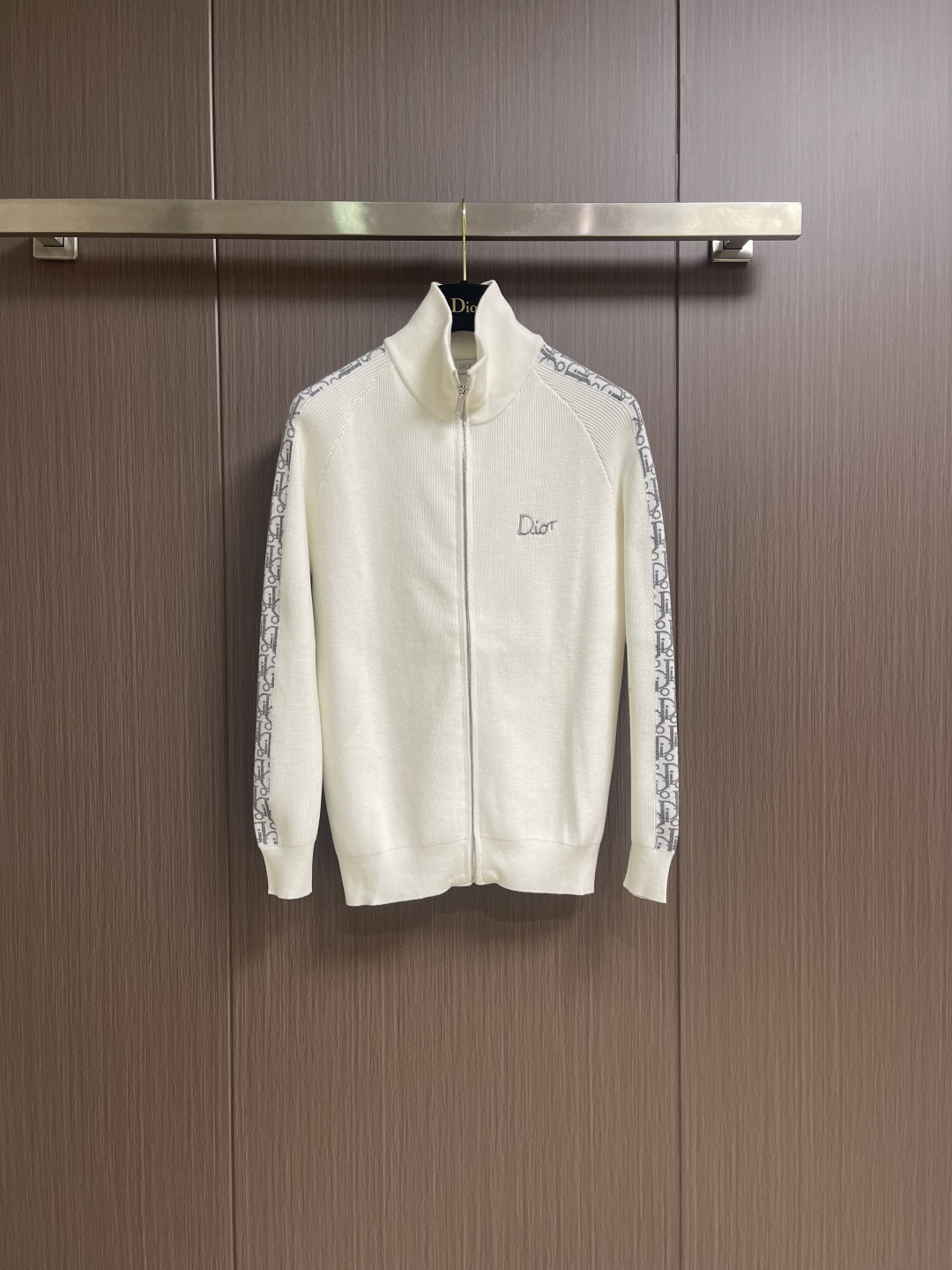 NO:690708,Dior  The new 2025ss autumn and winter autumn wool knitted cardigan sweater is mainly decorated with letter jacquard element webbing. It cleverly integrates classic letter elements to break the monotony of traditional wool and highlight individuality and uninhibitedness. The three-dimensional tailoring fits the body shape and the design is neat and stylish. It can easily lengthen the leg lines and create a casual and casual style. The high-quality fabric is comfortable and warm, with both thermal insulation and comfort, suitable for daily outings or light outdoor scenes. Sizes M-3XL, dior, sweaters,19860909Dior 2025ss秋冬新款秋羊毛针织开衫毛衣,以字母提花元素织带点缀为主调,巧妙融入经典字母元素,打破传统羊毛的单调感,彰显个性与不羁.立体剪裁贴合身形,设计利落有型,轻松拉长腿部线条,打造随性洒脱的休闲风格.优质面料舒适保暖,兼具保温性与舒适感,适合日常出街或轻户外场景.尺码M-3XL,,dior,sweaters,,Men's clothing