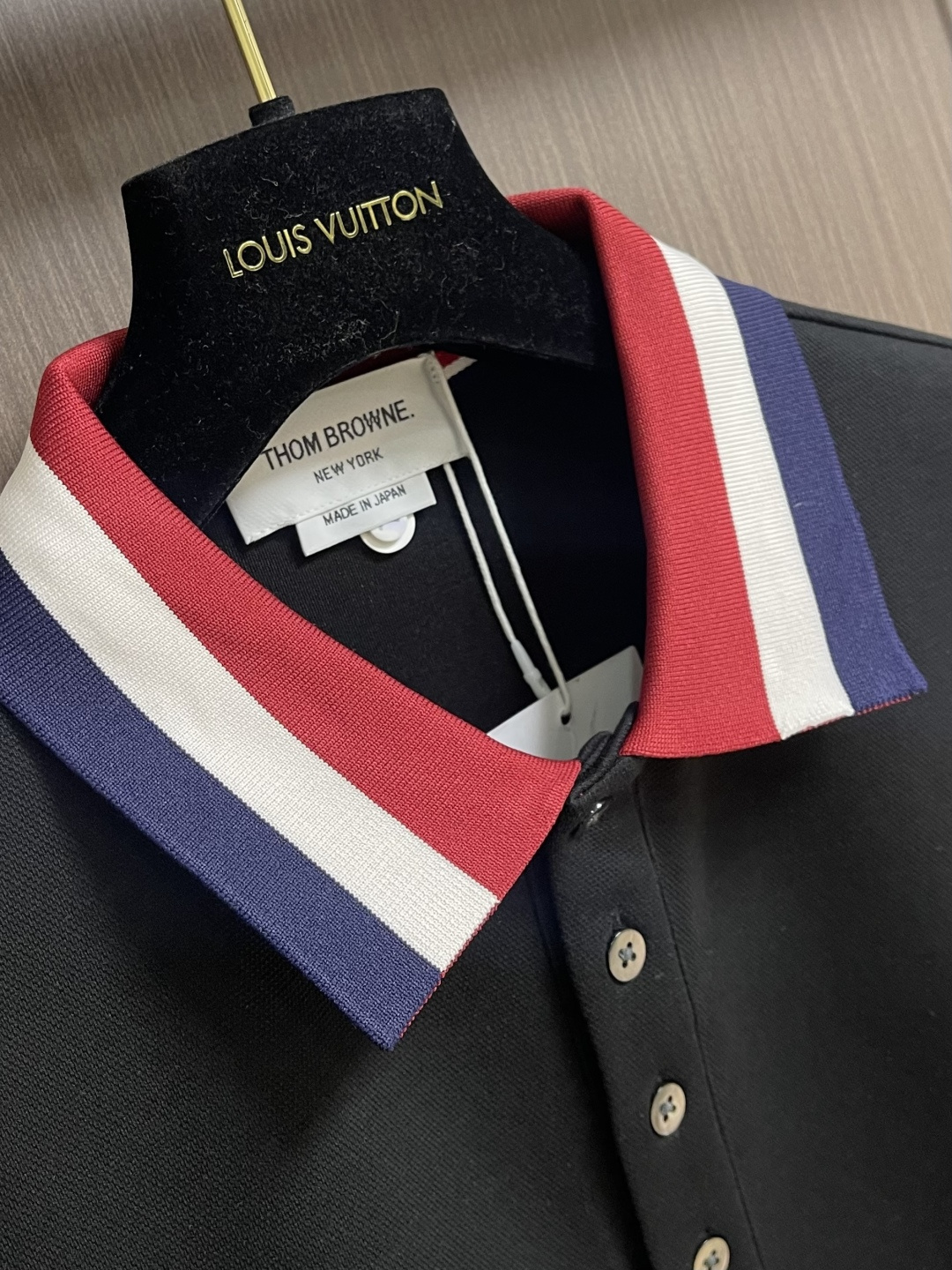 Thom Browne.TB 2025FW秋冬新品经典撞色长袖POLO衫。红白蓝撞色织带勾勒出标志性学院