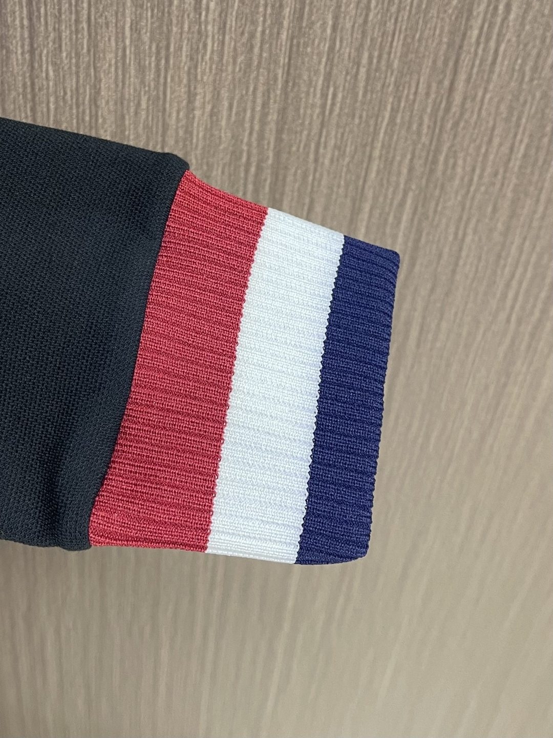 Thom Browne.TB 2025FW秋冬新品经典撞色长袖POLO衫。红白蓝撞色织带勾勒出标志性学院