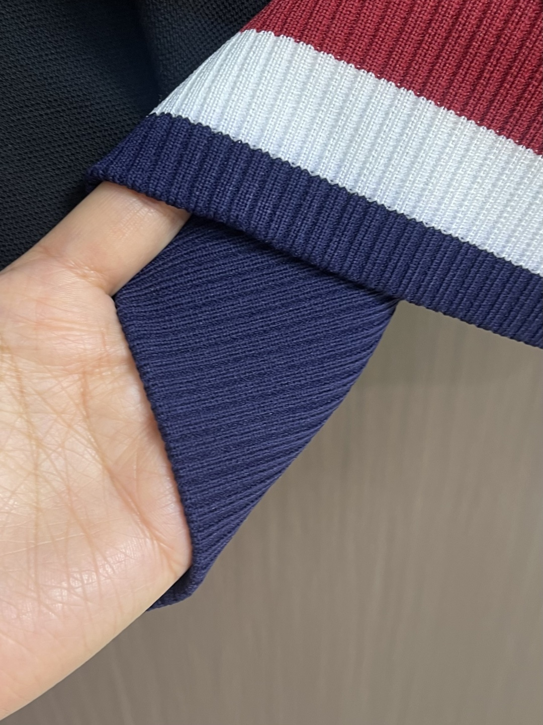 Thom Browne.TB 2025FW秋冬新品经典撞色长袖POLO衫。红白蓝撞色织带勾勒出标志性学院