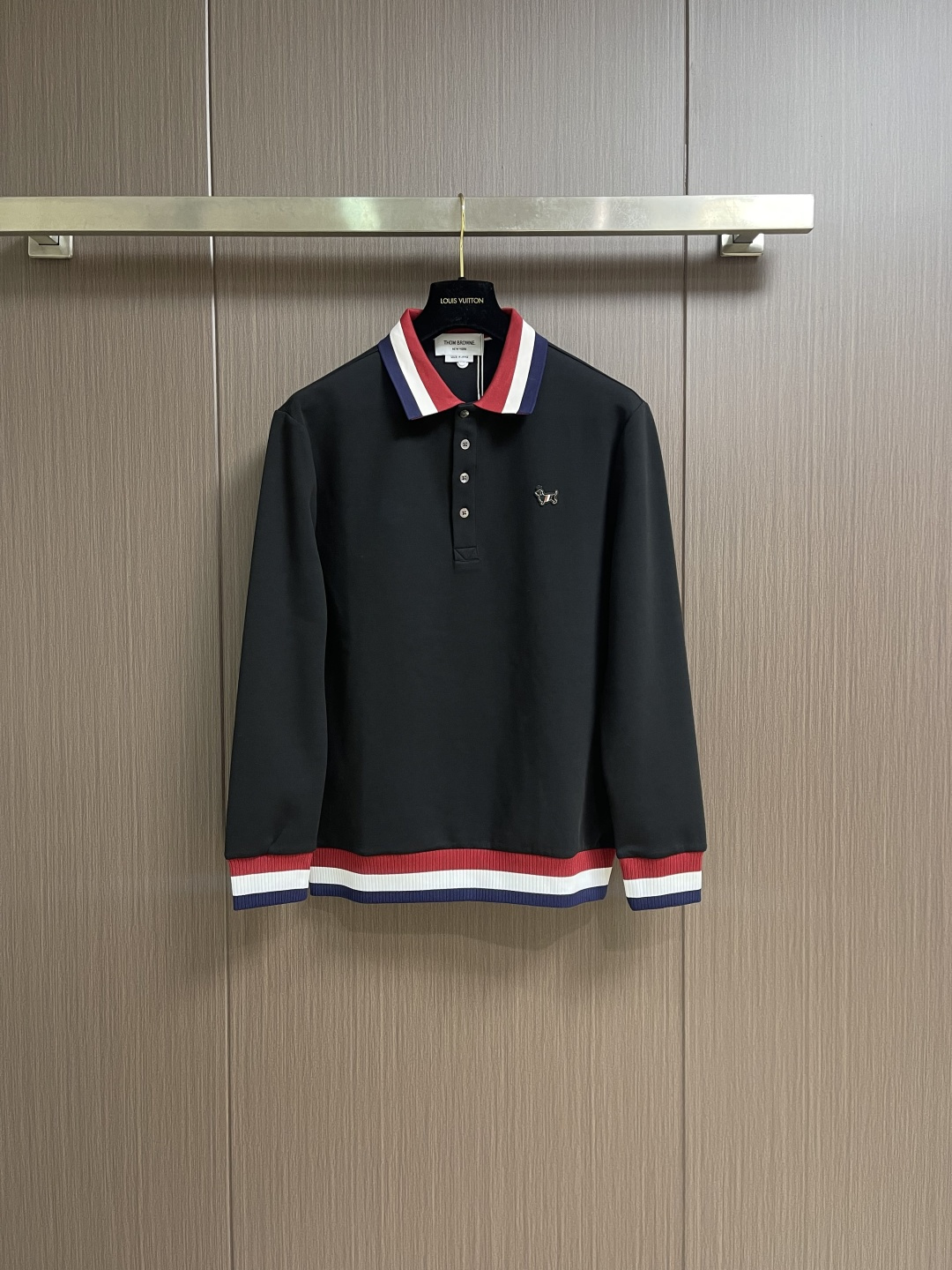 Thom Browne.TB 2025FW秋冬新品经典撞色长袖POLO衫。红白蓝撞色织带勾勒出标志性学院