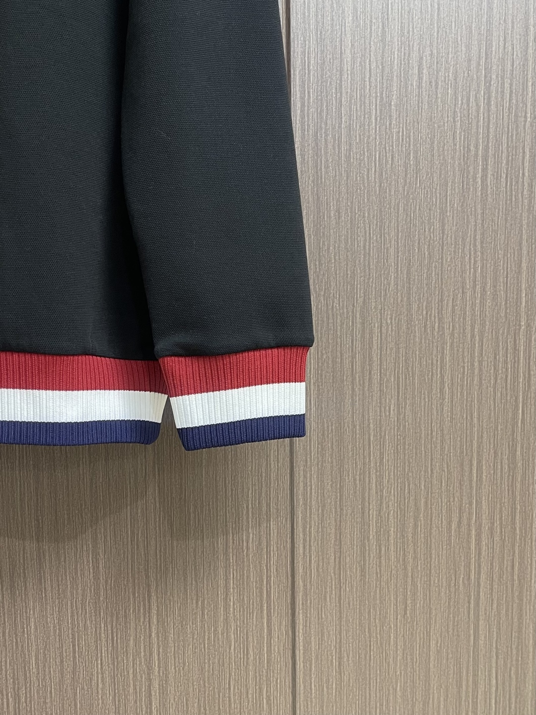 Thom Browne.TB 2025FW秋冬新品经典撞色长袖POLO衫。红白蓝撞色织带勾勒出标志性学院