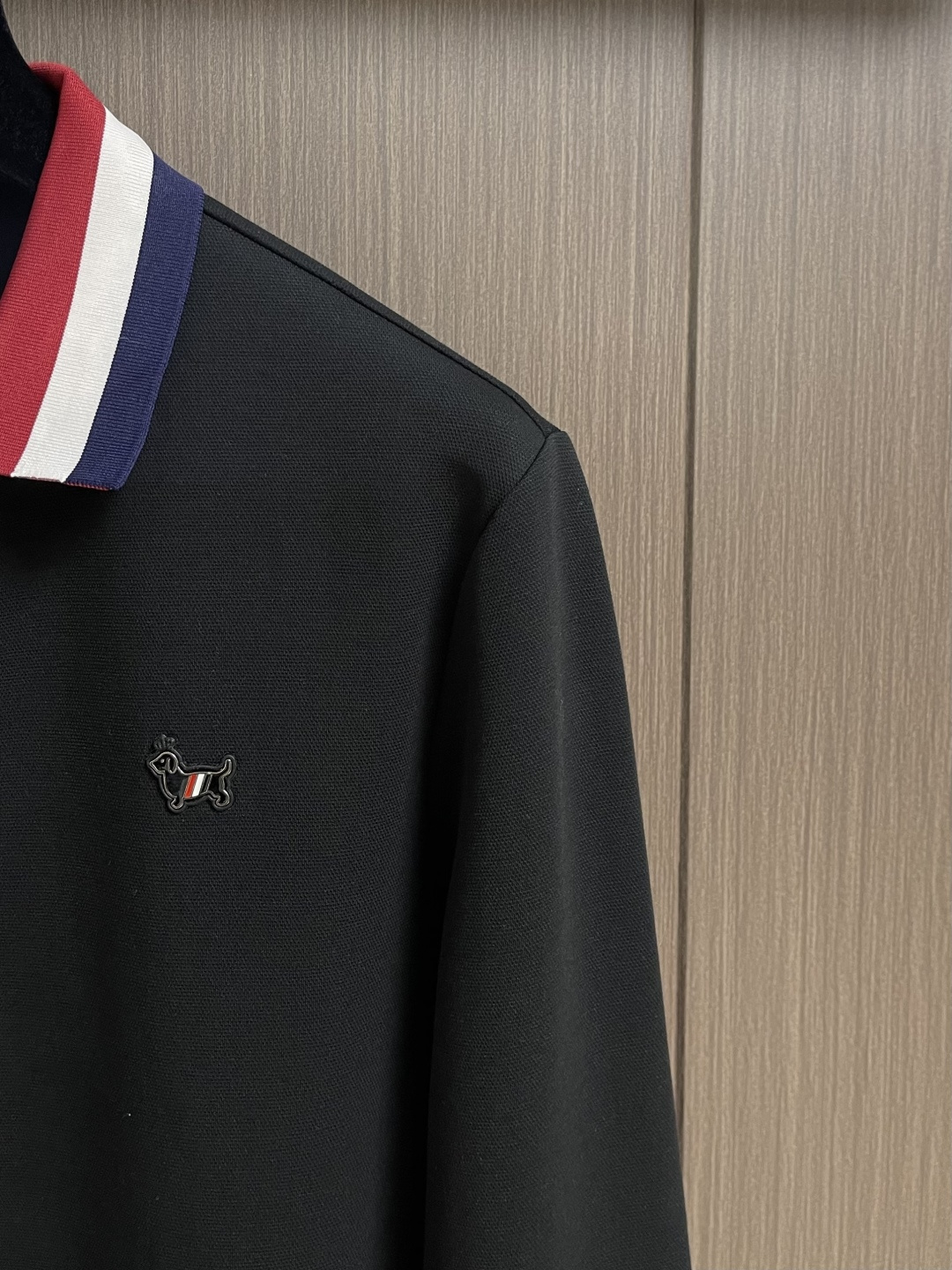 Thom Browne.TB 2025FW秋冬新品经典撞色长袖POLO衫。红白蓝撞色织带勾勒出标志性学院