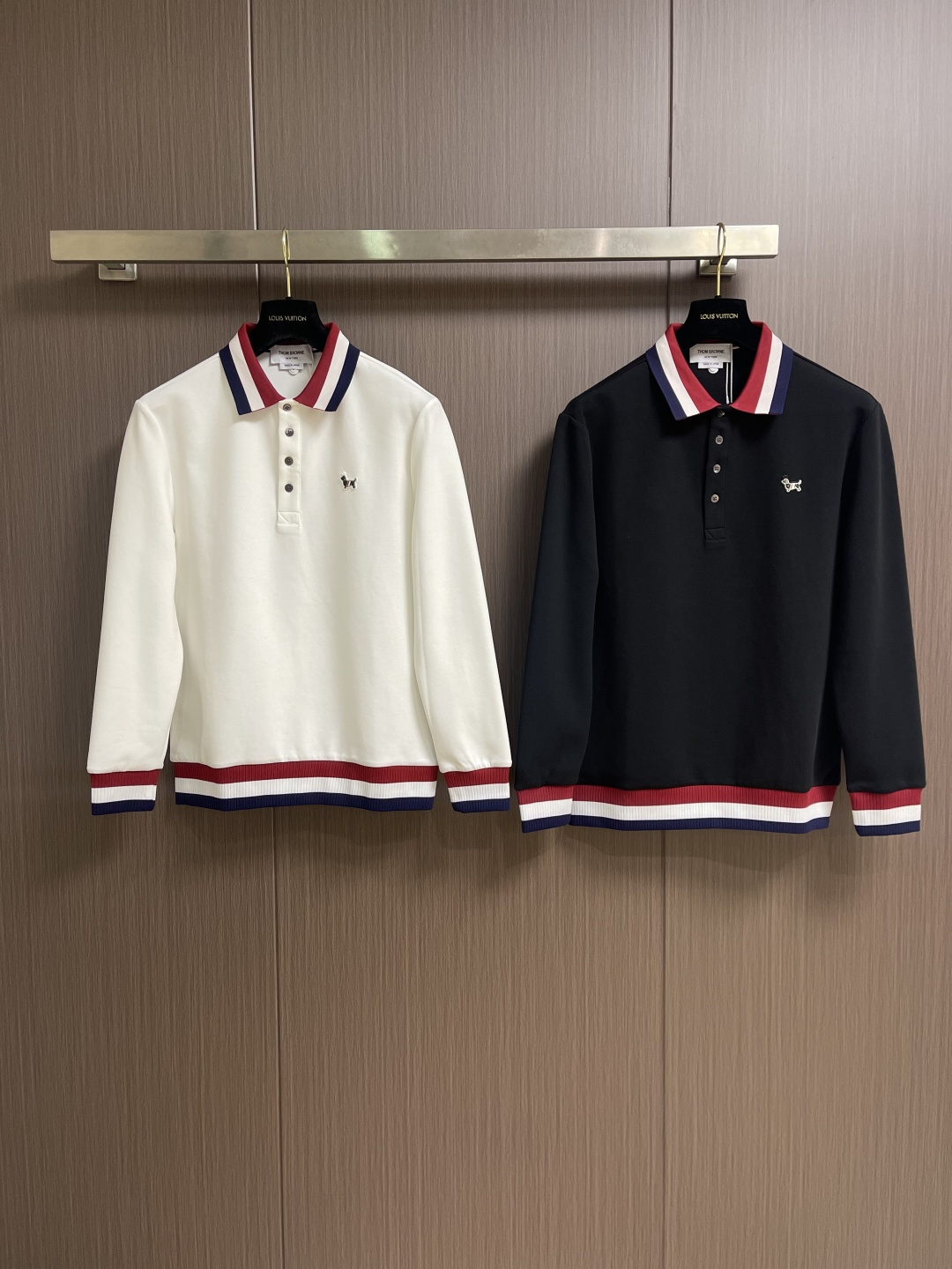 Thom Browne.TB 2025FW秋冬新品经典撞色长袖POLO衫。红白蓝撞色织带勾勒出标志性学院