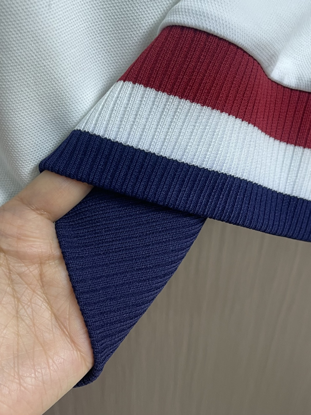 Thom Browne.TB 2025FW秋冬新品经典撞色长袖POLO衫。红白蓝撞色织带勾勒出标志性学院