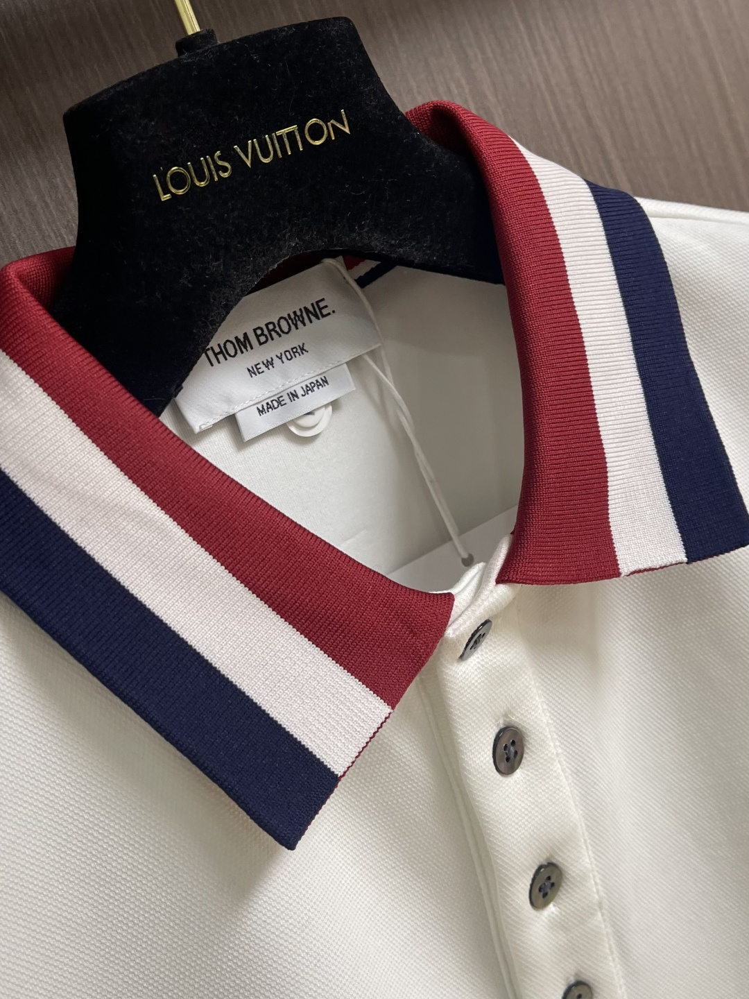 Thom Browne.TB 2025FW秋冬新品经典撞色长袖POLO衫。红白蓝撞色织带勾勒出标志性学院