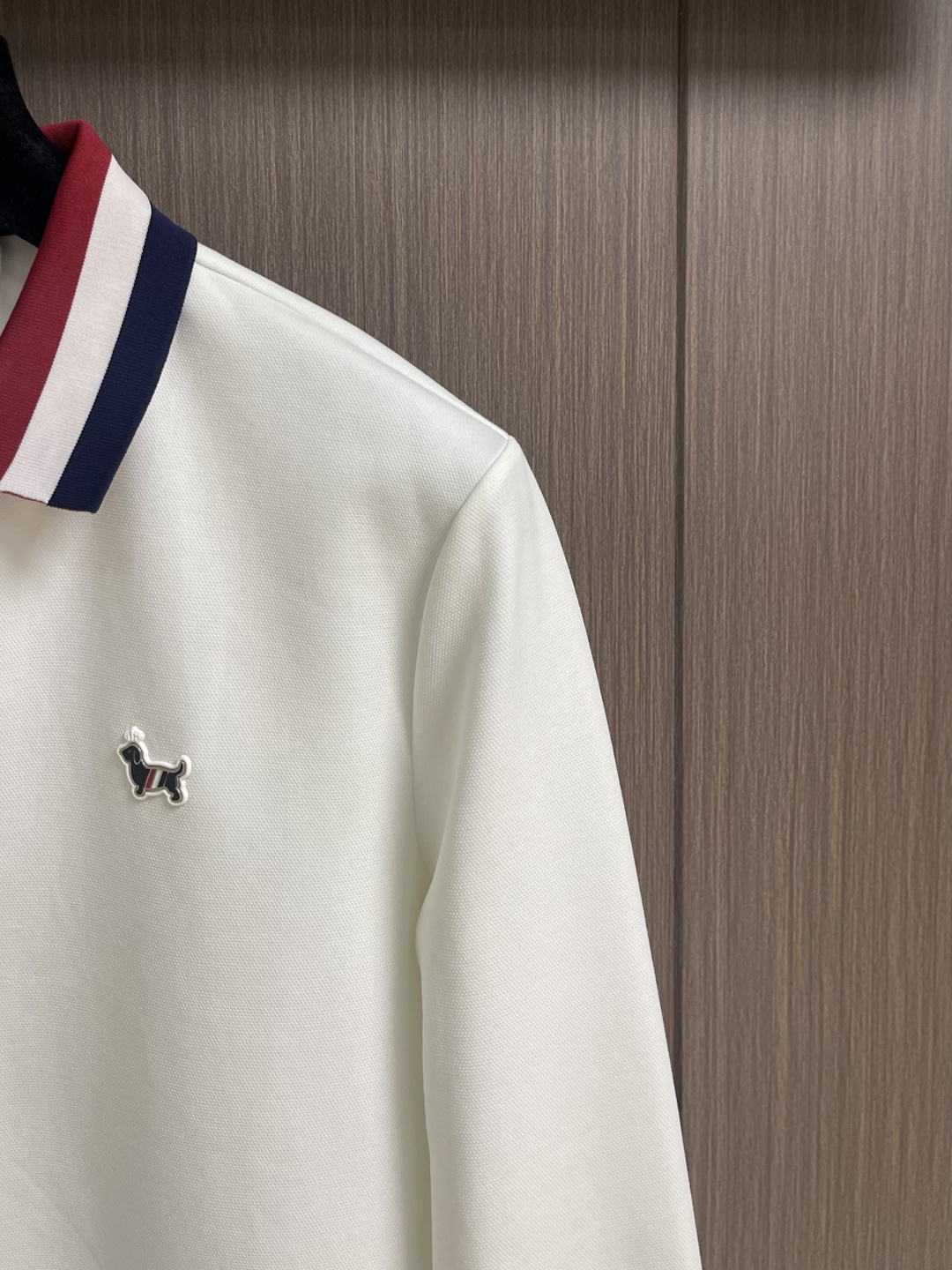 Thom Browne.TB 2025FW秋冬新品经典撞色长袖POLO衫。红白蓝撞色织带勾勒出标志性学院