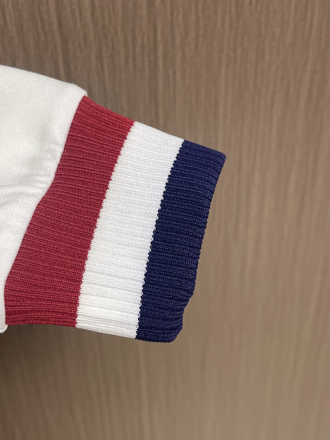 Thom Browne.TB 2025FW秋冬新品经典撞色长袖POLO衫。红白蓝撞色织带勾勒出标志性学院