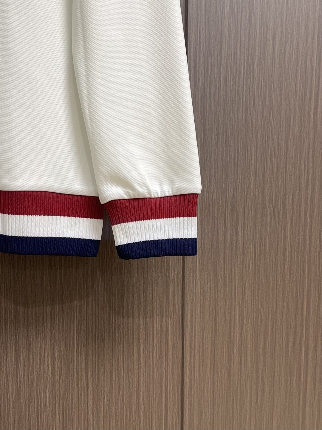 Thom Browne.TB 2025FW秋冬新品经典撞色长袖POLO衫。红白蓝撞色织带勾勒出标志性学院