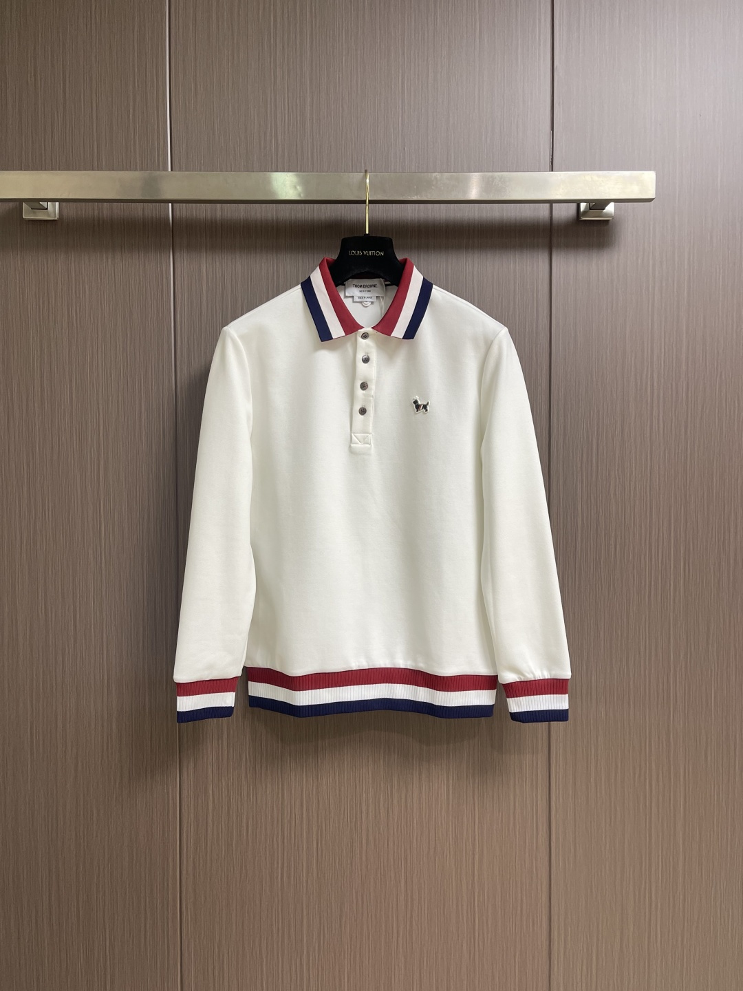 Thom Browne.TB 2025FW秋冬新品经典撞色长袖POLO衫。红白蓝撞色织带勾勒出标志性学院
