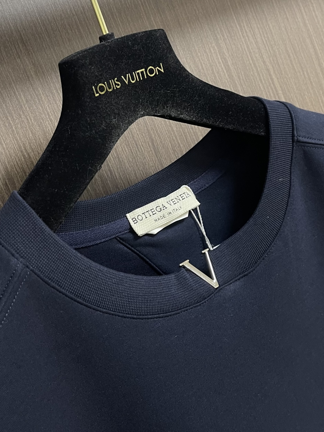 BV 领口V字金属标识刺绣T恤 搭配鲜明vlogo 增添浪漫巧思 定制280克双纱棉面料 定制螺纹 情侣