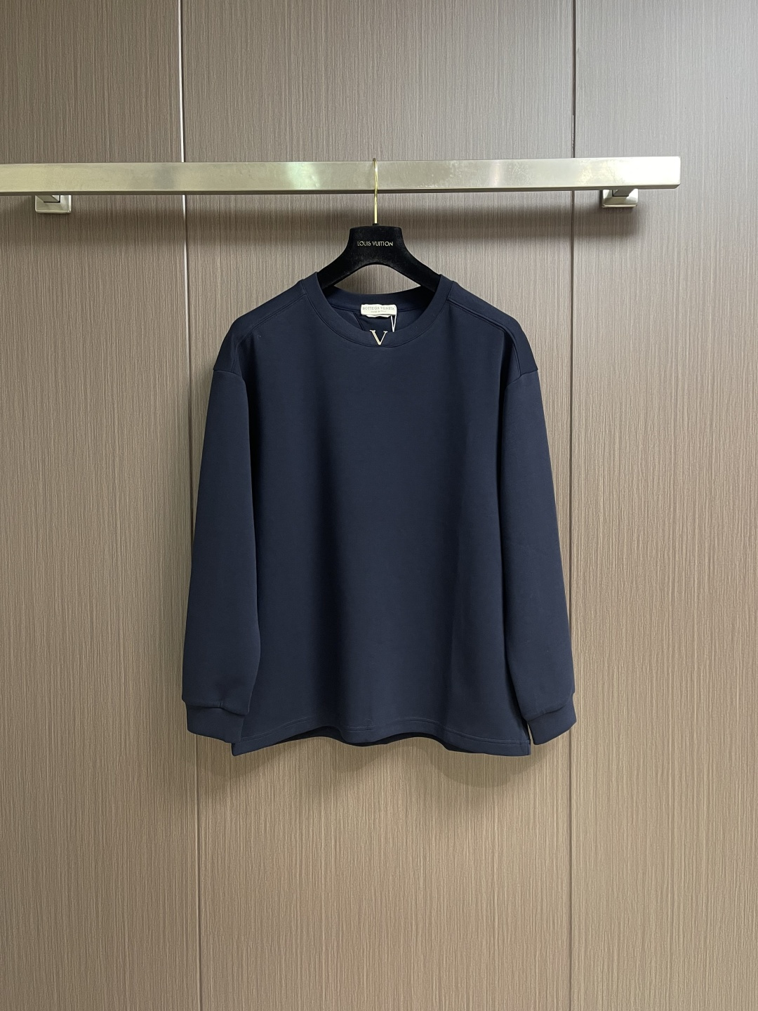 BV 领口V字金属标识刺绣T恤 搭配鲜明vlogo 增添浪漫巧思 定制280克双纱棉面料 定制螺纹 情侣