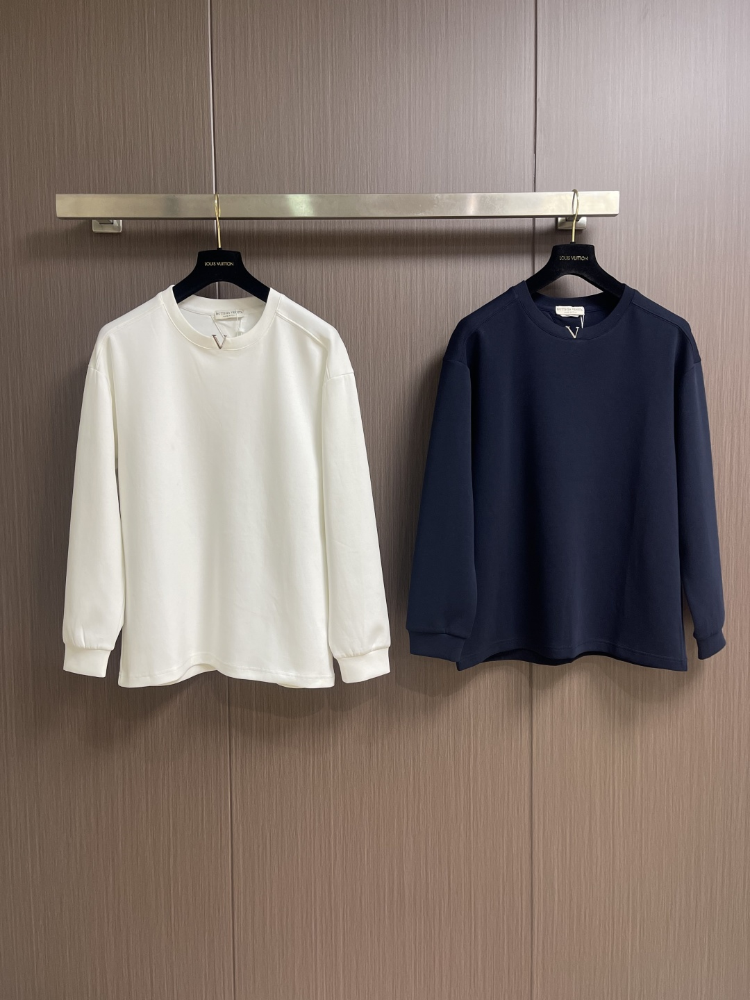 BV 领口V字金属标识刺绣T恤 搭配鲜明vlogo 增添浪漫巧思 定制280克双纱棉面料 定制螺纹 情侣