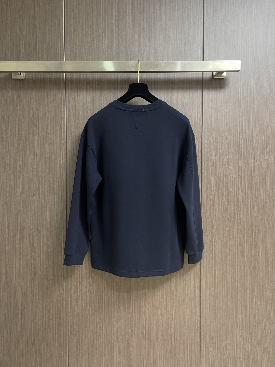 BV 领口V字金属标识刺绣T恤 搭配鲜明vlogo 增添浪漫巧思 定制280克双纱棉面料 定制螺纹 情侣