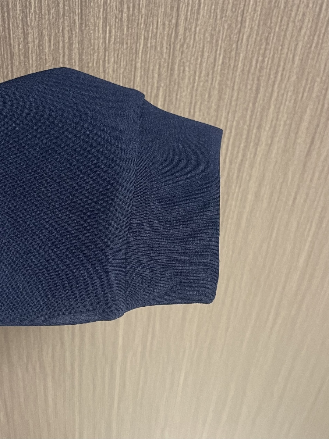 BV 领口V字金属标识刺绣T恤 搭配鲜明vlogo 增添浪漫巧思 定制280克双纱棉面料 定制螺纹 情侣