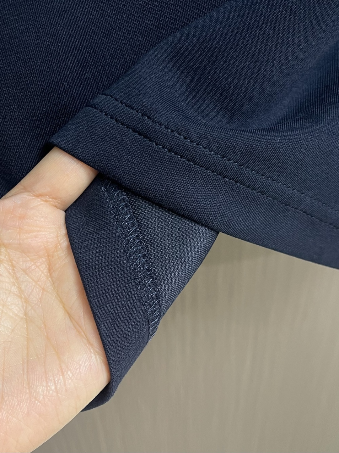 BV 领口V字金属标识刺绣T恤 搭配鲜明vlogo 增添浪漫巧思 定制280克双纱棉面料 定制螺纹 情侣