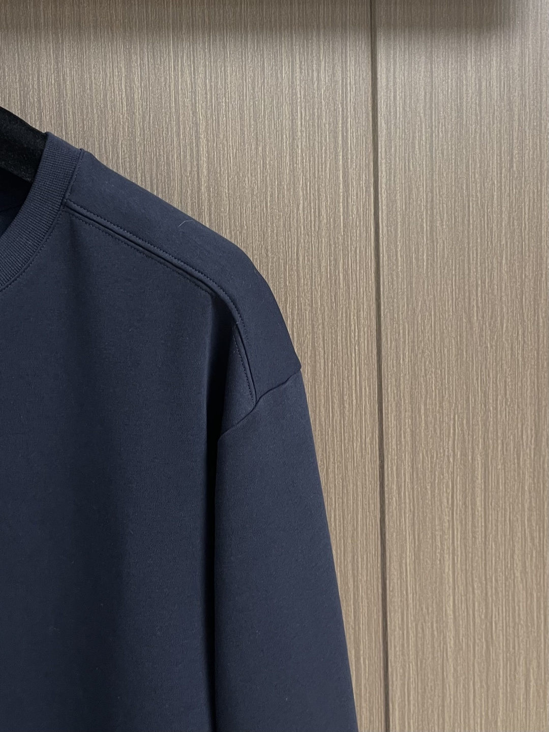 BV 领口V字金属标识刺绣T恤 搭配鲜明vlogo 增添浪漫巧思 定制280克双纱棉面料 定制螺纹 情侣